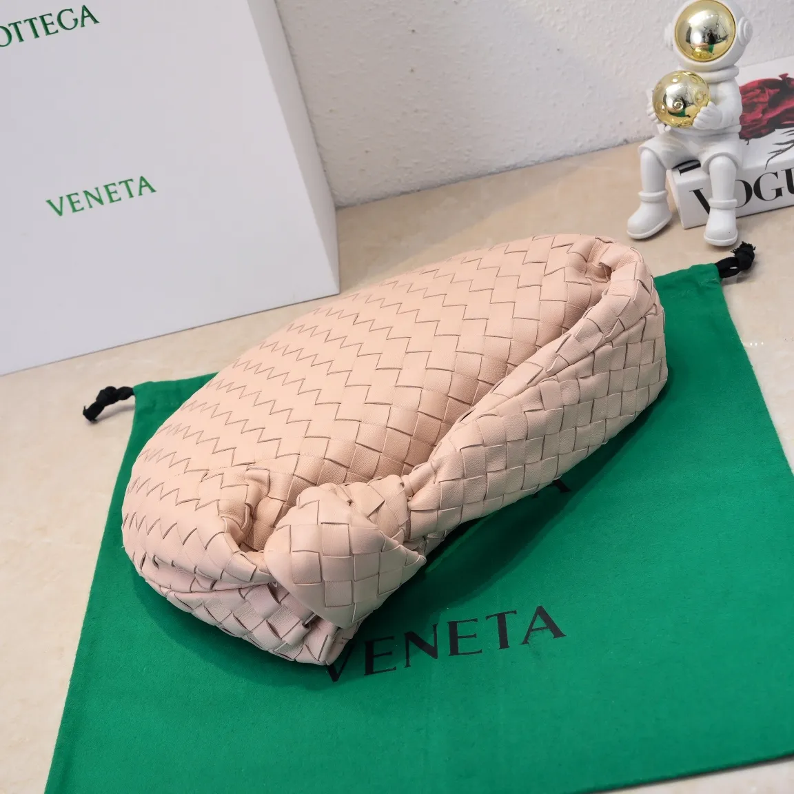 Batch 1460 BV Bottega Veneta 2022 Early Spring New Ladies Medium JODIE Handbag BV Bag 🔥The new method is to round the corners on the original basis and knot the round hobo bag with classic woven leather. The most iconic triangular pull-out design, using sheepskin draped soft shape, is super suitable for concave shapes~ Jodie feels really gentle to people, and is definitely the best item for daily matching. It has the same weave, new elements and twists, and is versatile. It is the new favorite of street style Internet celebrities! Size: 36*21*13 Model: 6697